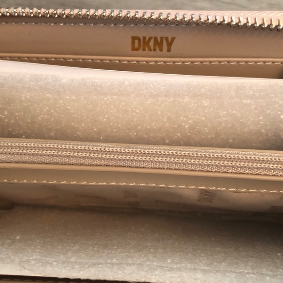 DKNY Vela Cashmere Pink Faux Leather Quilted Chevron Pattern ZA Wallet NWT - Picture 12 of 12